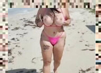 public, latina, plage, seins-nus