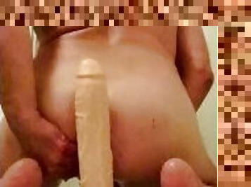 Anaal diepte training met grote dildo