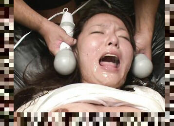 Maki Kozue lets a group of guys tie her up and force her to cum with many vibrators