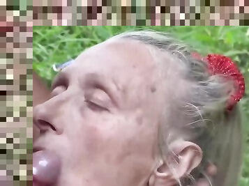 Tetas grandes, Abuela, Mayor, Al aire libre, Público, Amateur, Maduro, Mamada, Chorro de corrida, Abuelita